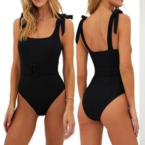 Beach riot, black swimsuit with belt 🌸